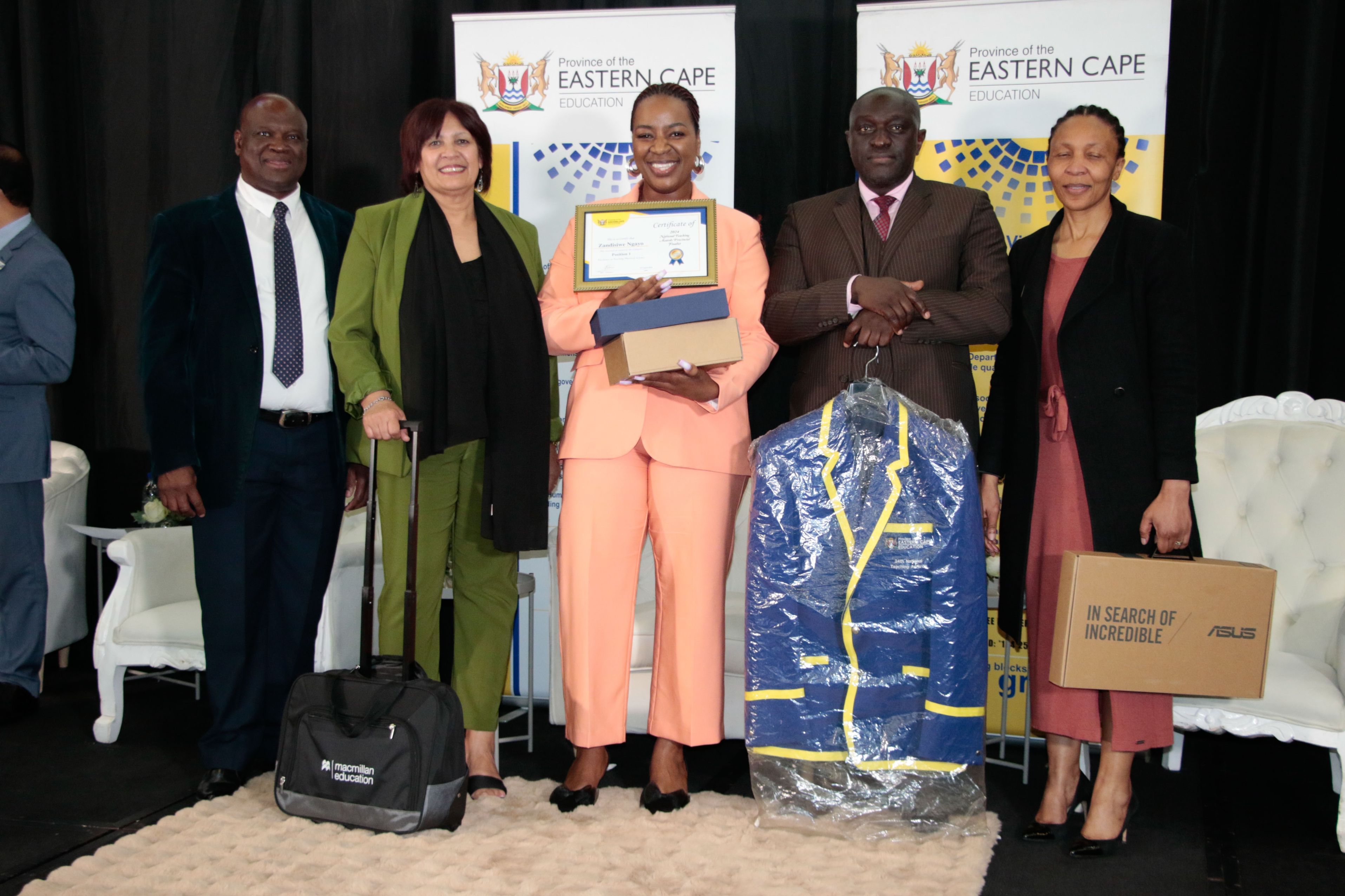 WSU Graduate, Zandisiwe Ngayo (Middle) stands with ECDoE Representatives, including Education Minister Fundile Gade WSU ALUMNA NAMED BEST PHYSICAL SCIENCES TEACHER IN THE EASTERN CAPE